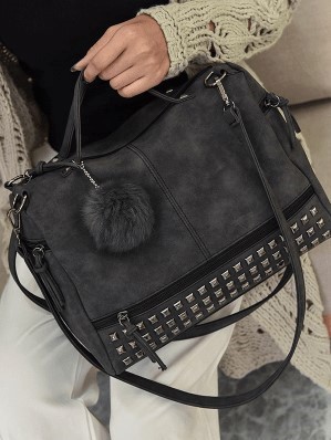 модна сумка з хутряним бомбоном